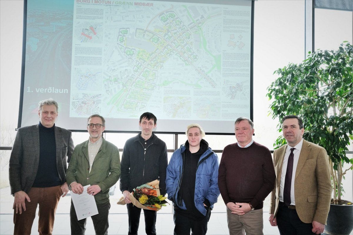 Á mynd eru frá vinstri: Hrafnkell Proppé, Þorsteinn Helgason, arkitekt FAÍ, Jakob Jakobsson, arkite…