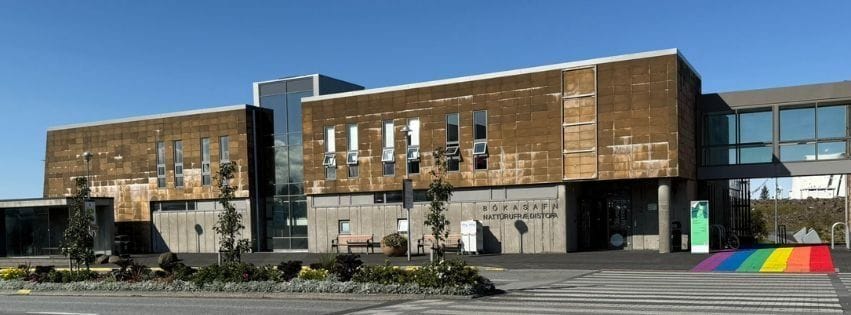 Aðalsafn bókasafnsins og Náttúrusafn