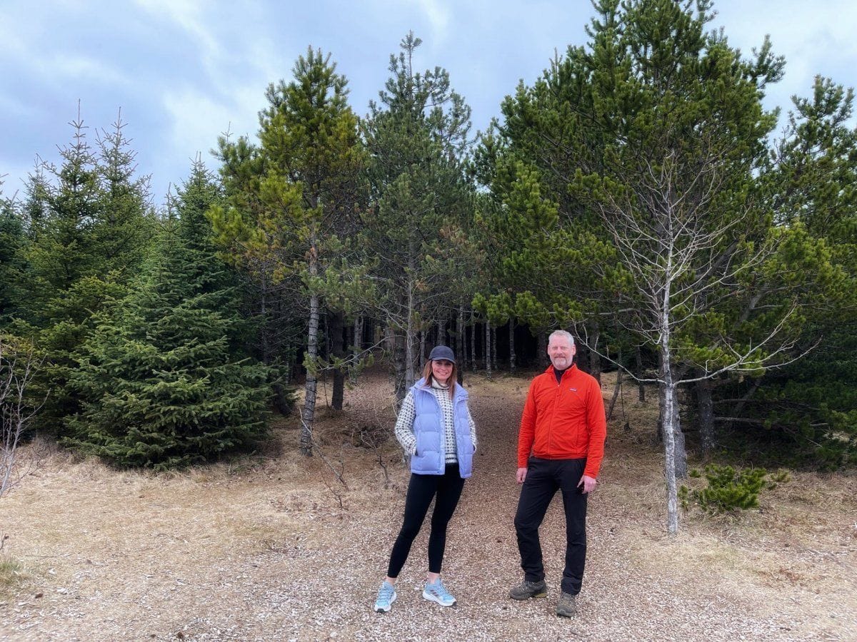 Ásdís Kristjánsdóttir og Einar Skúlason í Guðmundarlundi sem er upphafsstaður fimm kílómetra hrings…