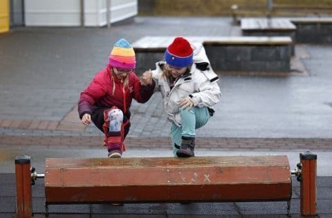 Börn að leik í grunnskóla