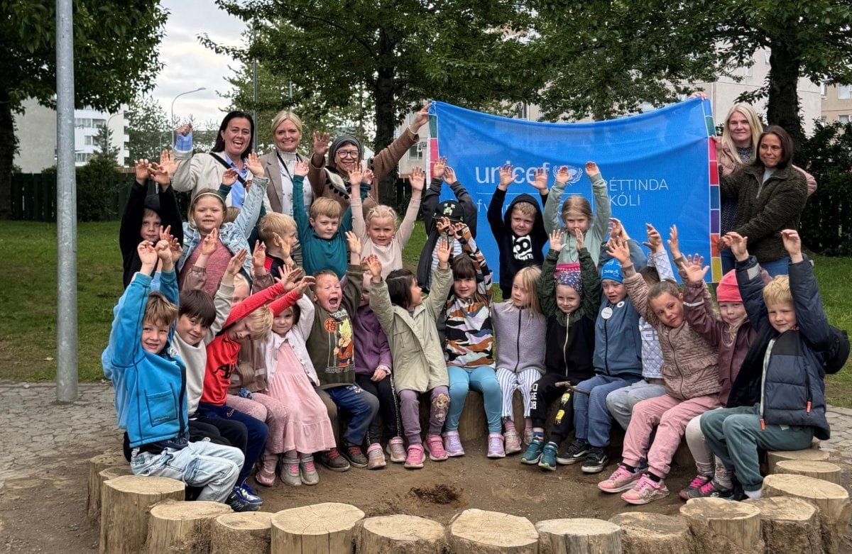 Börn og starfsfólk fagna viðurkenningu UNICEF.
