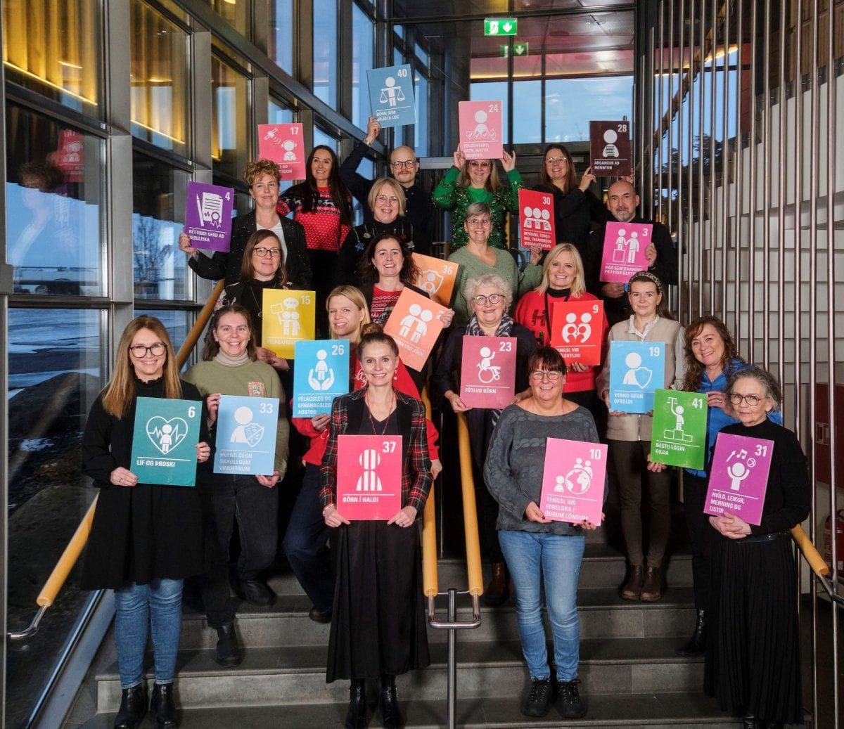Fulltrúar UNICEF, grunnskóla, leikskóla, frístundar og félagsmiðstöðva að lokinni undirritun ásamt …