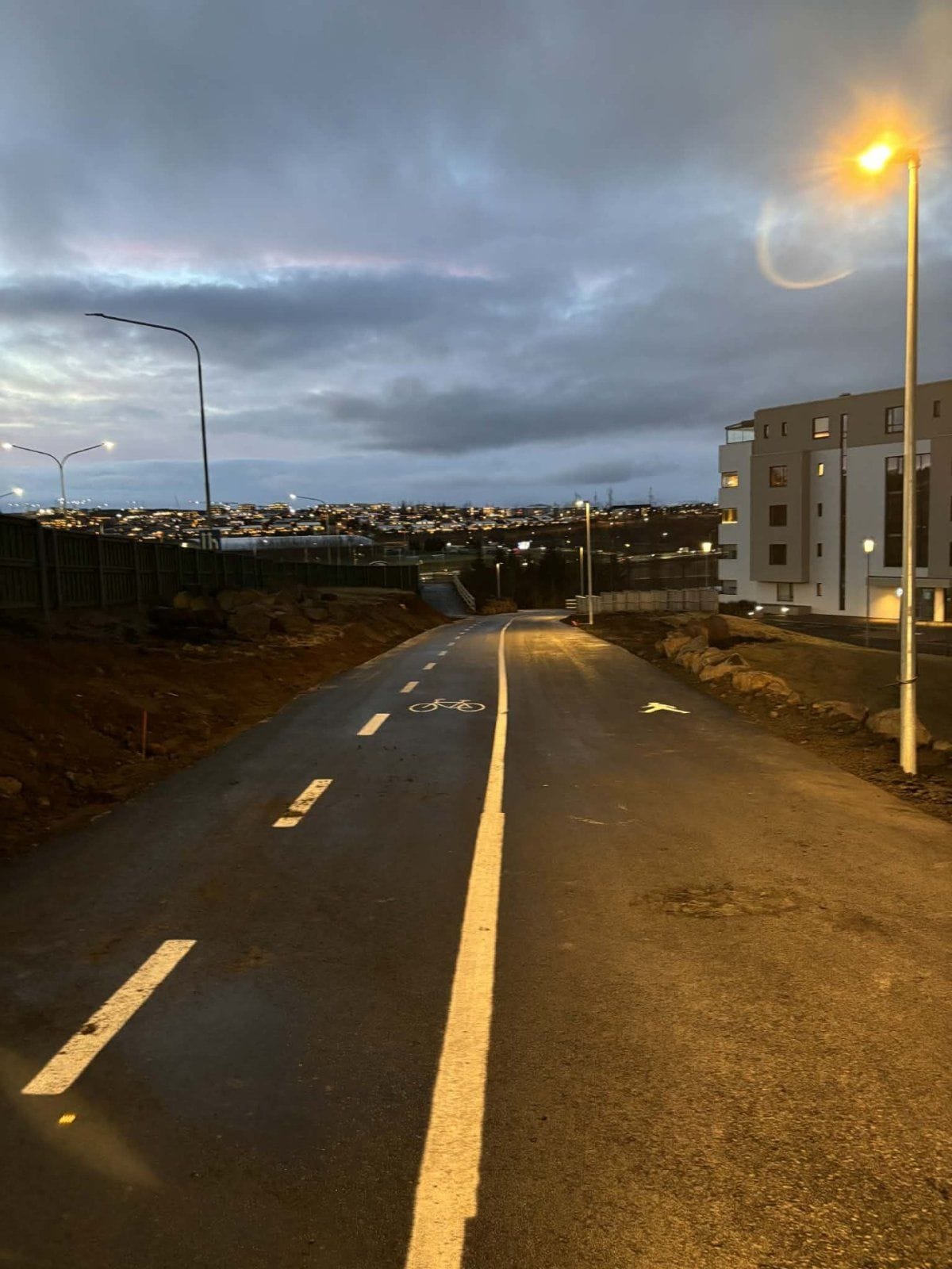 Hjólastígur um Kópavogsháls hefur opnað á ný.