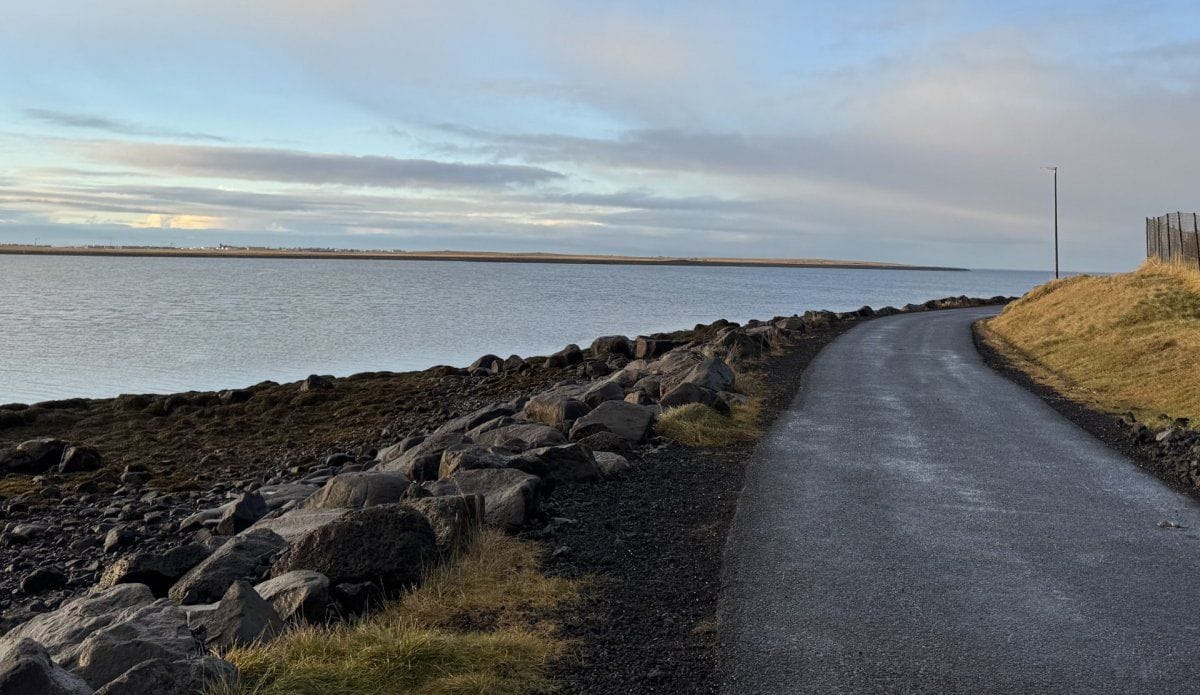 Horft vestur Kársnesstíg í nóvember 2025.