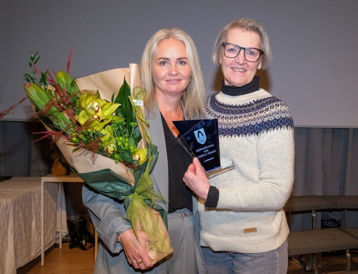 Ingibjörg Þ. Ólafsdóttir sjálfboðaliði ársins ásamt Sunnu Guðmundsdóttur varaformanni lýðheilsu- o…