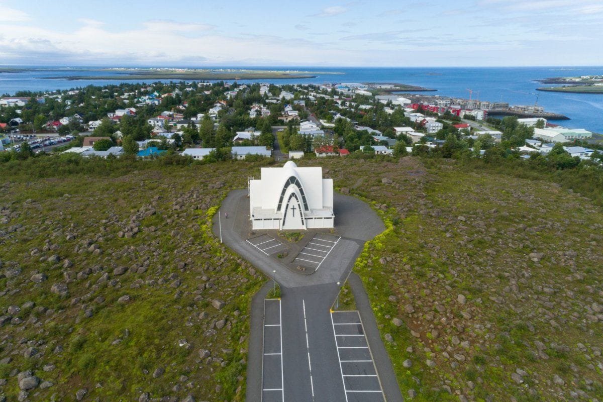 Kópavogskirkja og Kársnesið.