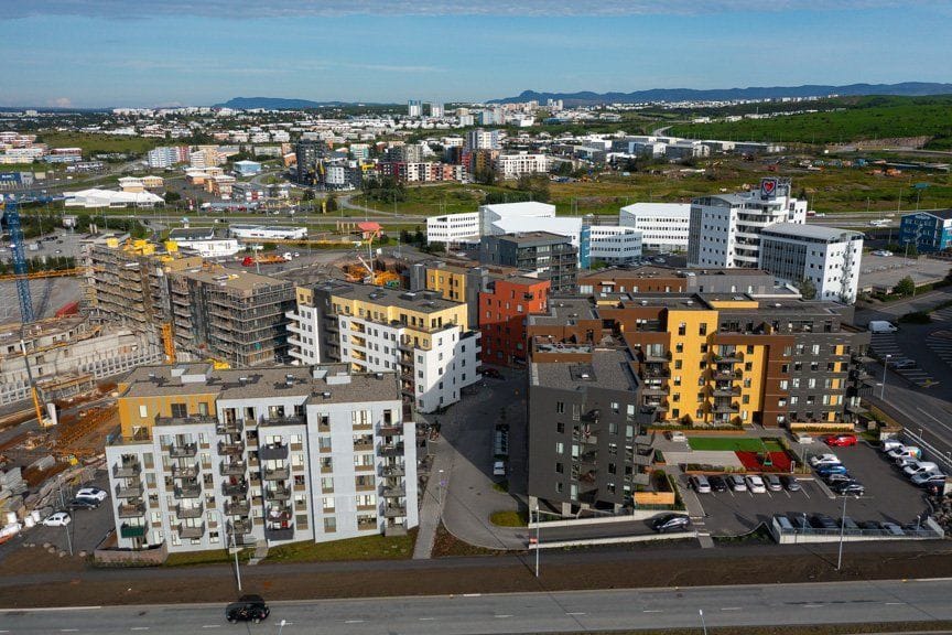 Myndin sýnir ný fjölbýlishús í Smárahverfi, í baksýn eru nýbyggingar í austurhluta Glaðheimahverfis…