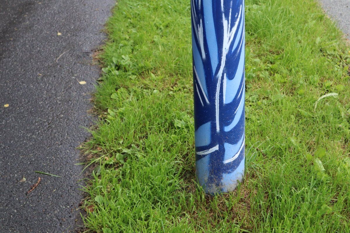 Skreyttu ljósastaurarnir eru staðsettir við Urðarbraut, vestan við Sundlaug Kópavogs.