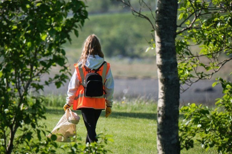 Stúlka að störfum í vinnuskóla Kópavogs