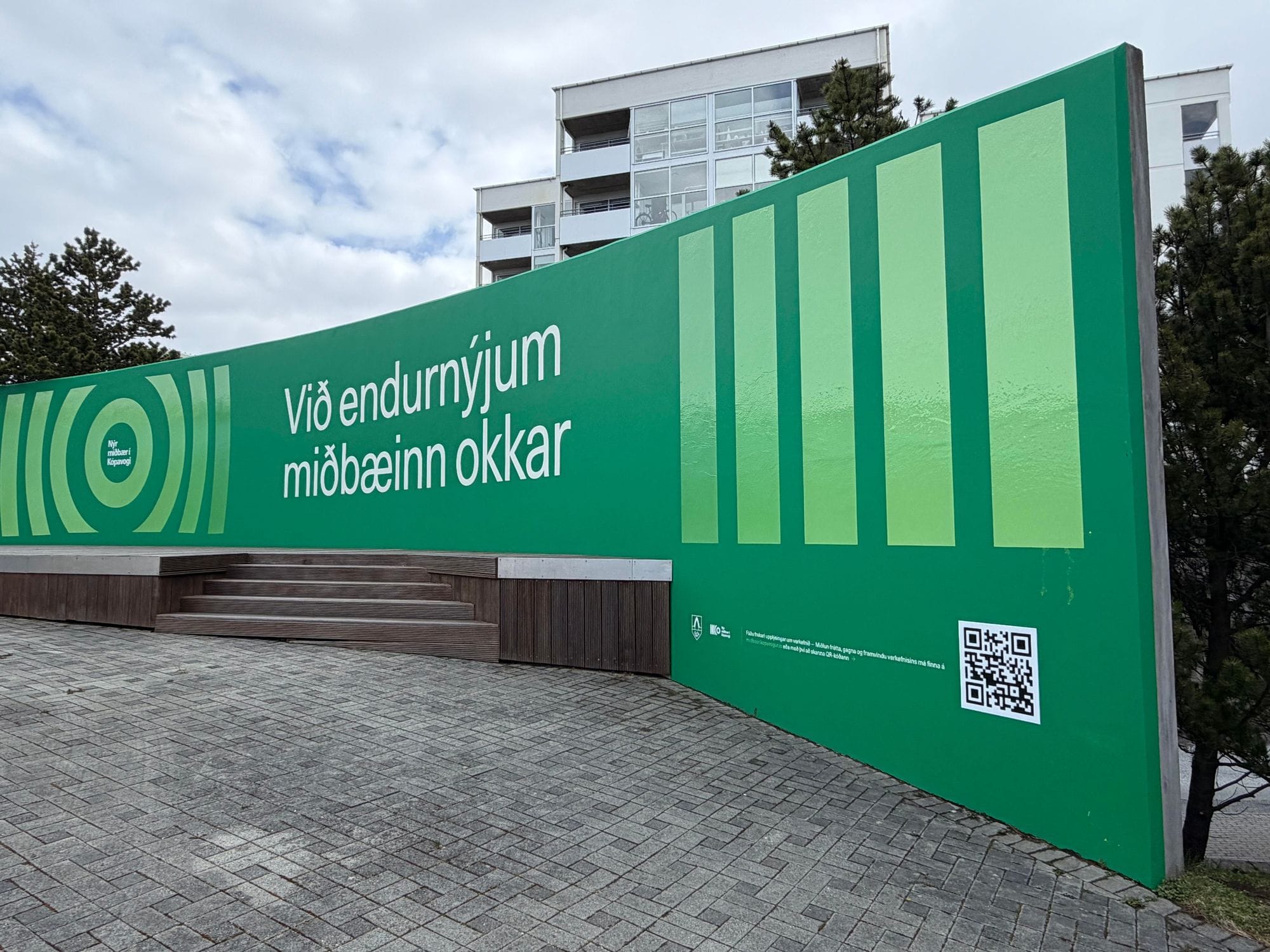 Veggur við Hálsatorg.