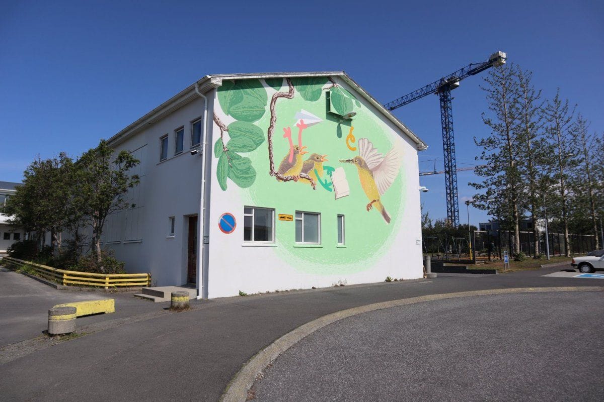 Veggurinn er staðsettur á móti hringtorgi sunnan megin við Kópavogsskóla,