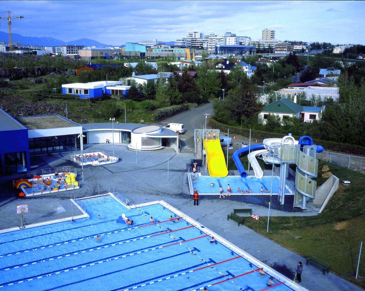 Viðhaldsframkvæmdir standa yfir í Sundlaug Kópavogs sumarið 2023.