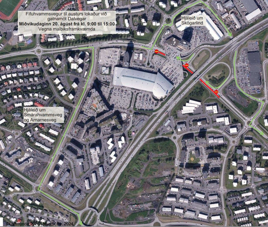 Akreinar til austurs á Fífuhvammsvegi lokaðar