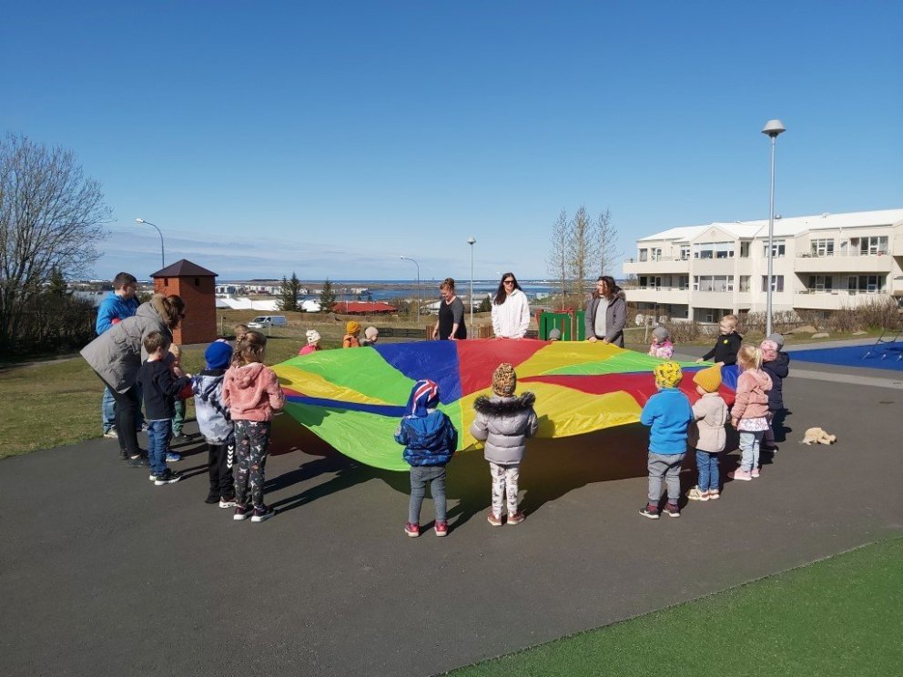 Leikskólabörn að leik