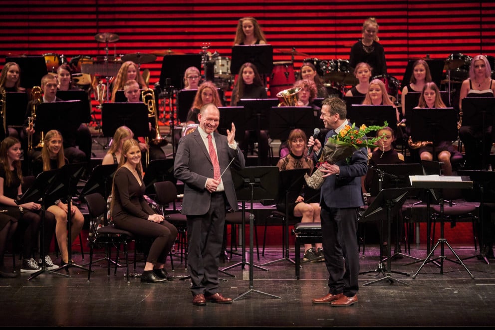 Ármann Kr. Ólafsson bæjarstjóri Kópavogs afhenti Össuri Geirssyni stjórnanda Skólahljómsveitarinnar…