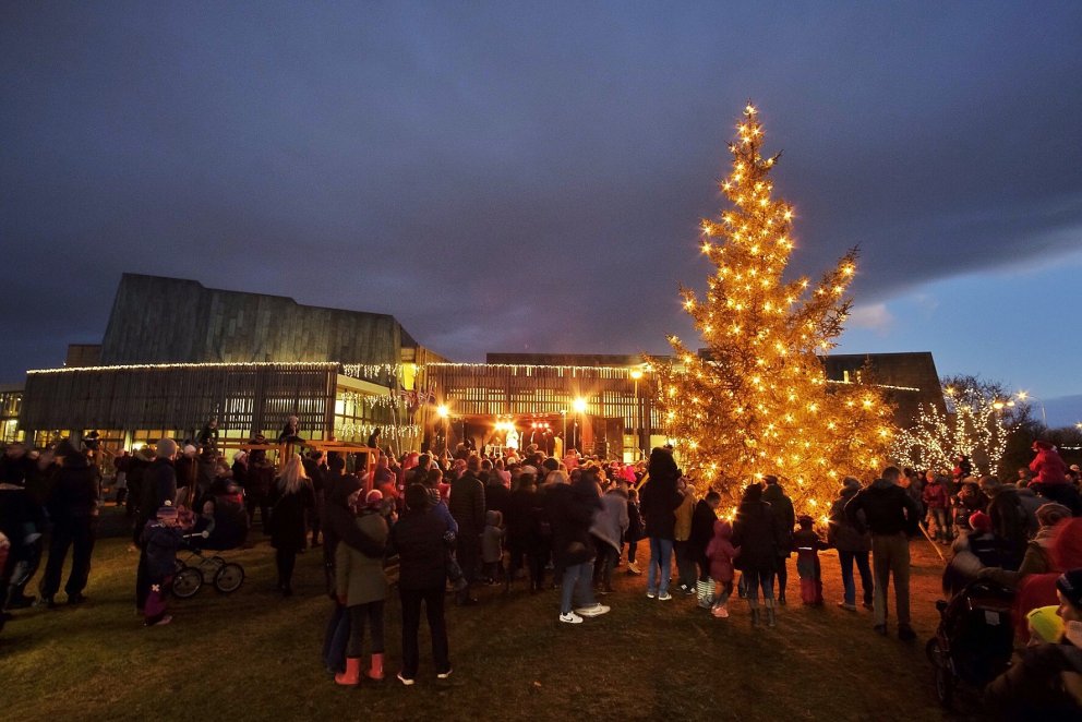 Á Aðventuhátíð í Kópavogi er tendrað á jólatré bæjarins.