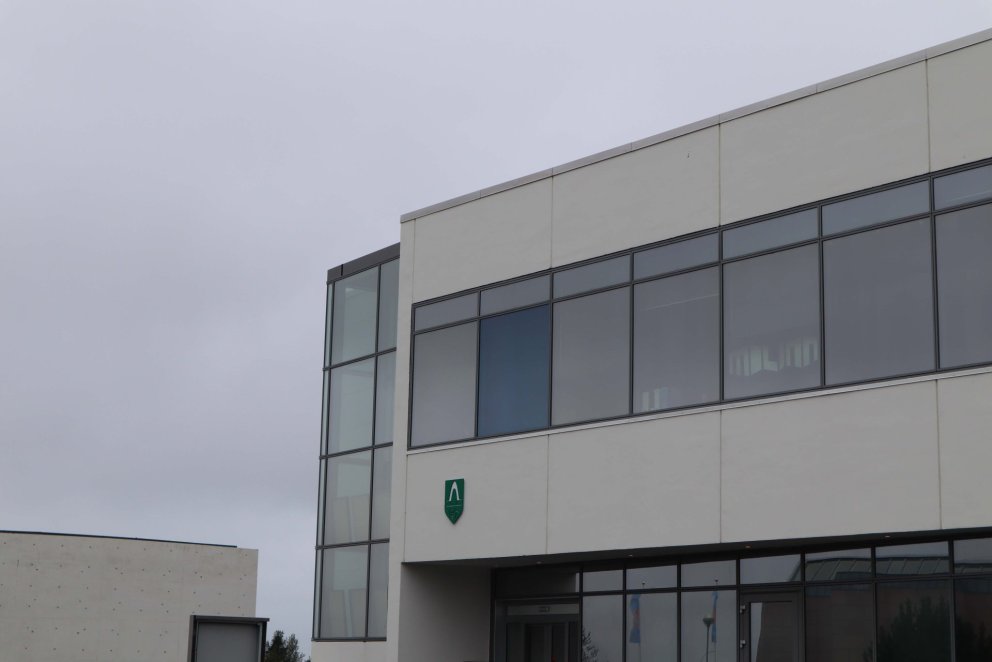 Fundarstaður bæjarstjórnar er Hábraut 2.