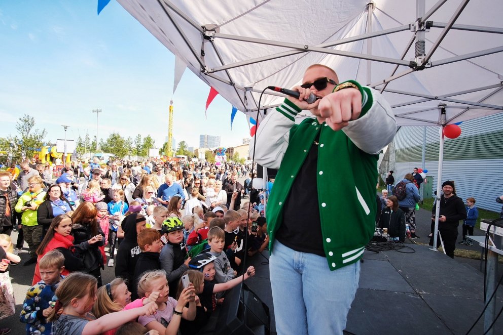 Bæjarlistamaður Kópavogs, Hr. Hnetusmjör, var meðal þeirra sem kom fram á 17. júní í Kópavogi.