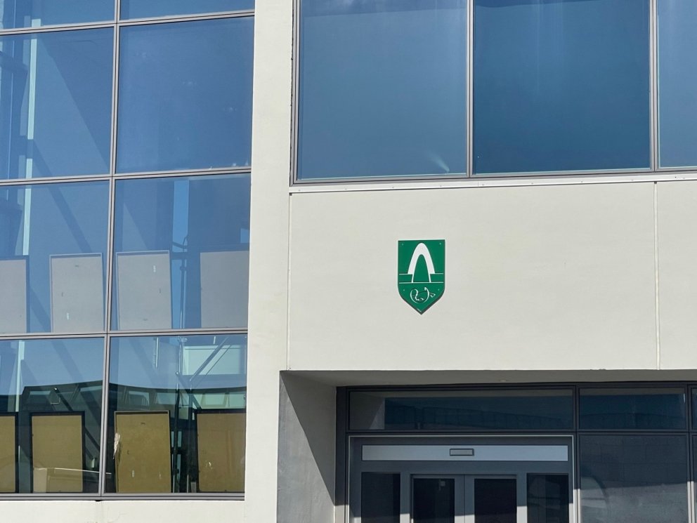 Fundi bæjarstjórnar sem fara átti fram klukkan 16.00 í dag er aflýst vegna veðurs.