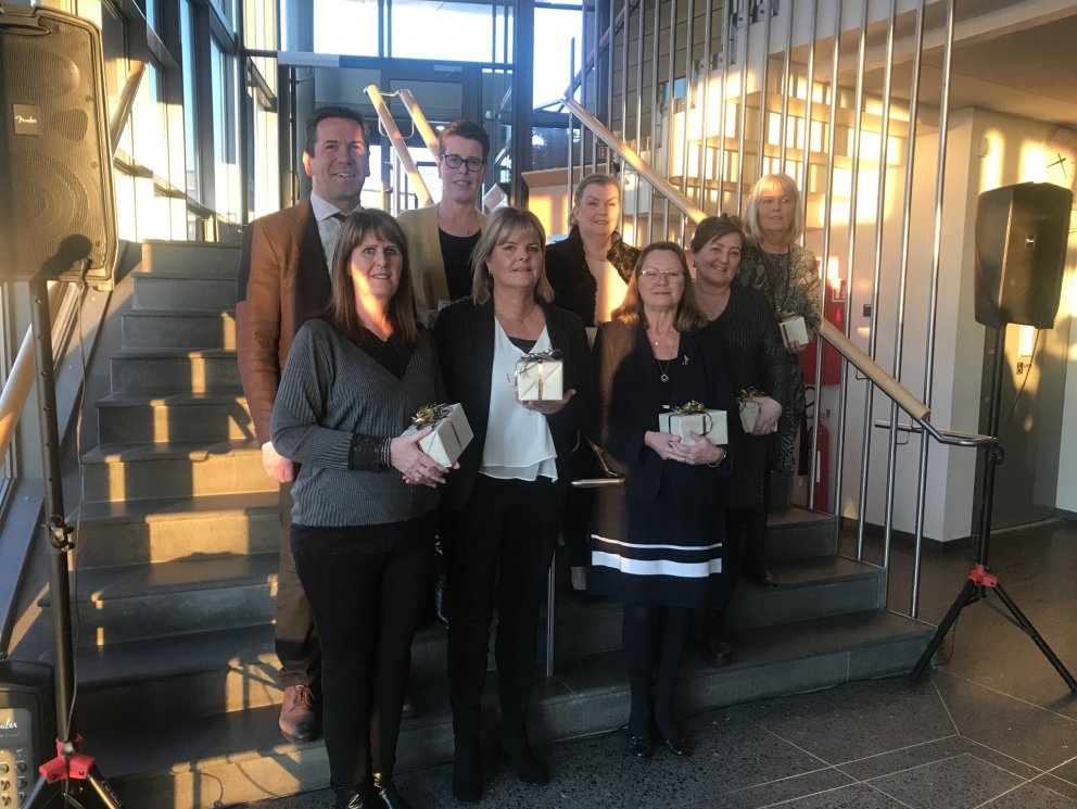 Ármann Kr. Ólafsson bæjarstjóri og starfsmenn sem náðu þeim áfanga 2019 að hafa unnið 25 ár hjá bæn…