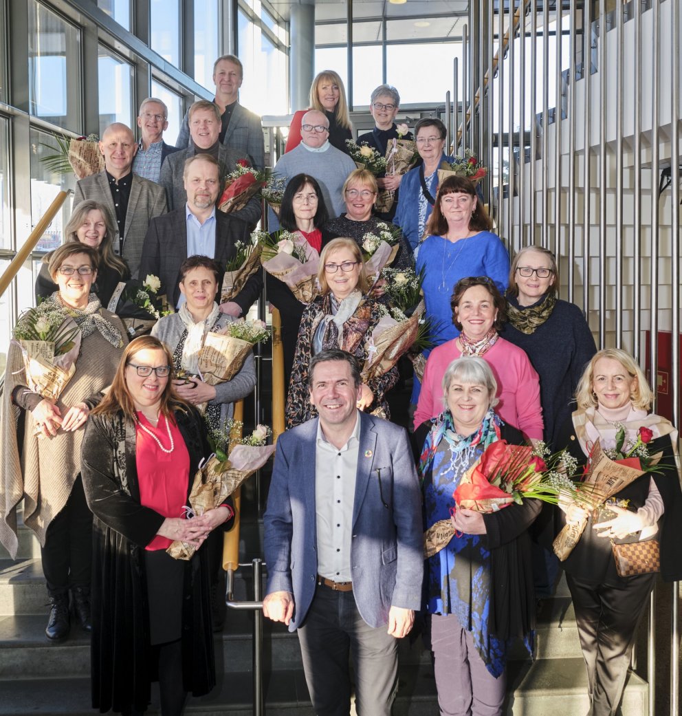 Bæjarstjóri Kópavgs ásamt hópnum sem hlaut viðurkenningu fyrir 25 ára störf í þágu bæjarins.