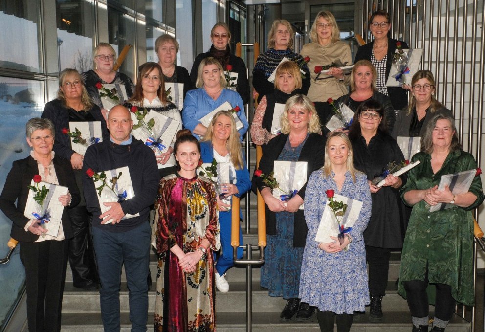 Starfsfólk sem unnið hafði 25 ár hjá Kópavogsbæ árið 2023 ásamt Ásdísi Kristjánsdóttur bæjarstjóra …