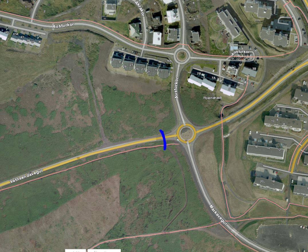 Lokunin verður skömmu eftir að bílar koma úr hringtorginu og stefna út á Vatnsendaveg. Bláa merkið …
