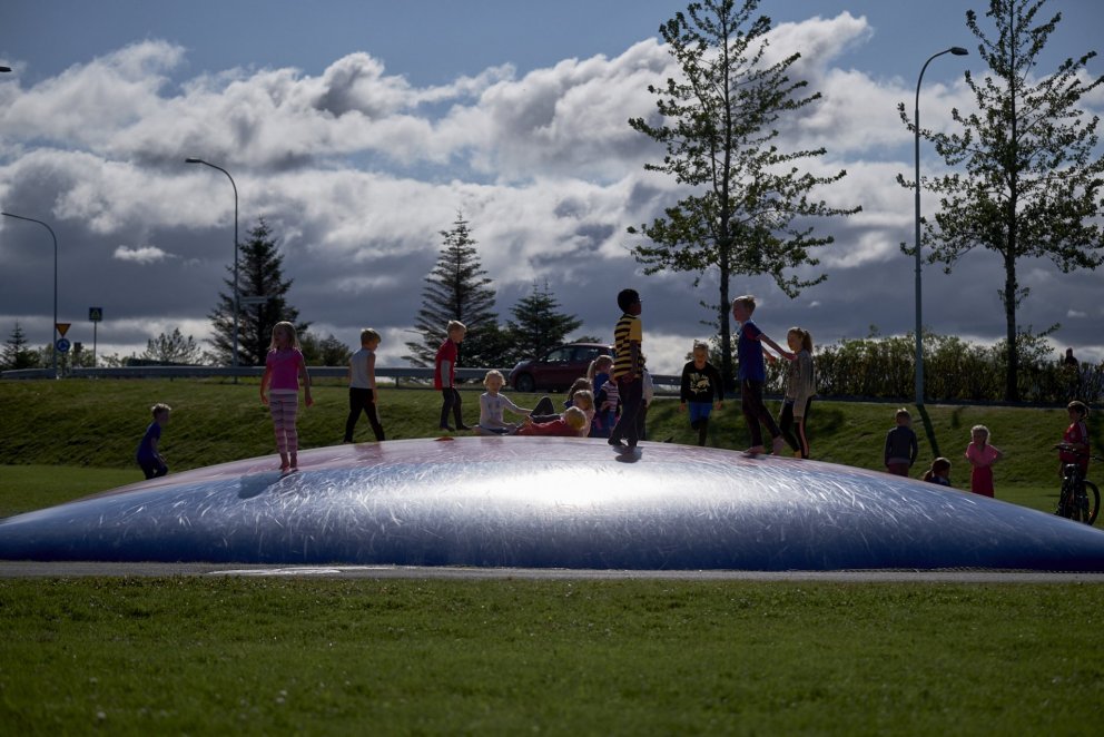 Börn að leik í Kópavogi.