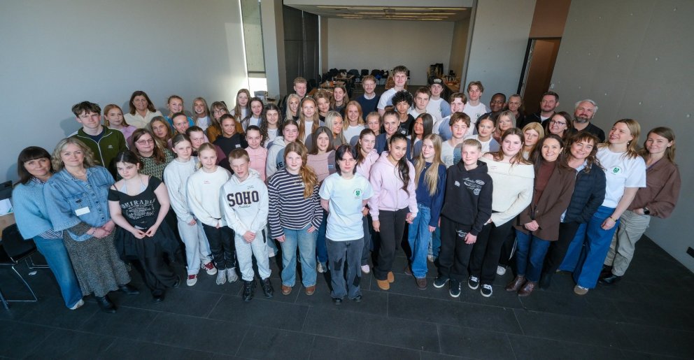 Barnaþingmenn ásamt Ásdísi Kristjánsdóttur, bæjarstjóra, kennurum og starfsfólki menntasviðs Kópavo&hellip;