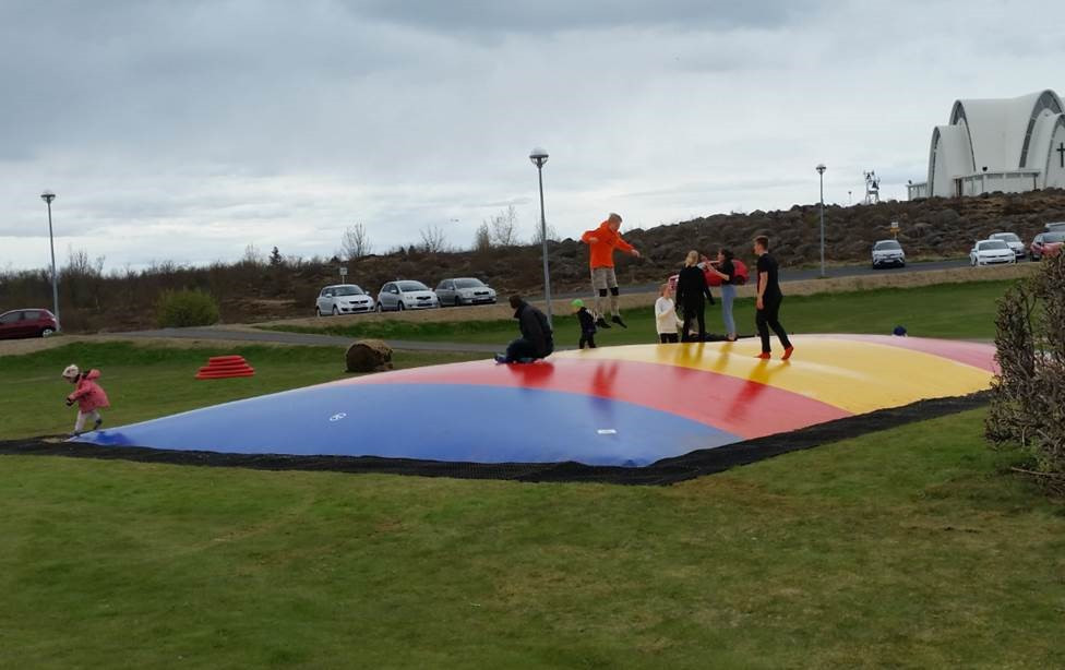 Ærslabelgur við Menningarhúsin.