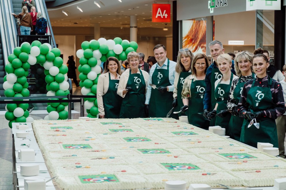 Bæjarstjóri og bæjarfulltrúar tóku á móti íbúum í Smáralind, laugardaginn 10.maí í tilefni afmælis &hellip;