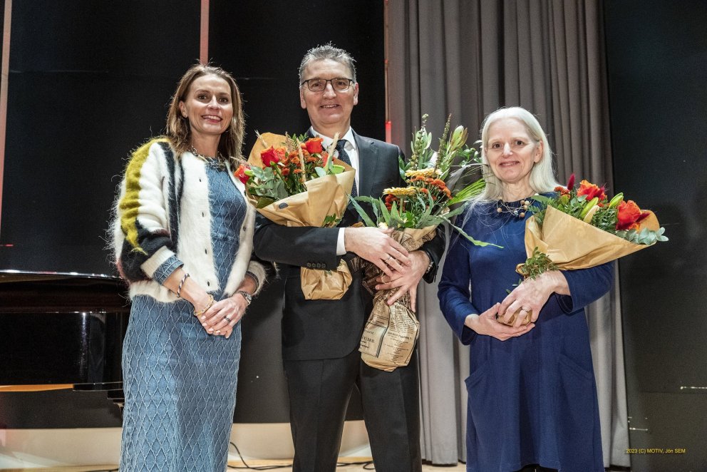 Ásdís Kristjánsdóttir bæjarstjóri Kópavogs ásamt Árna Harðarsyni skólastjóra og Kristínu Stefánsdót…