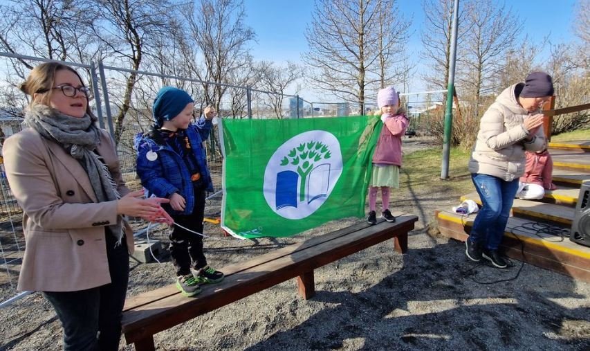 Frá afhendingu grænfánans í Álfaheiði.