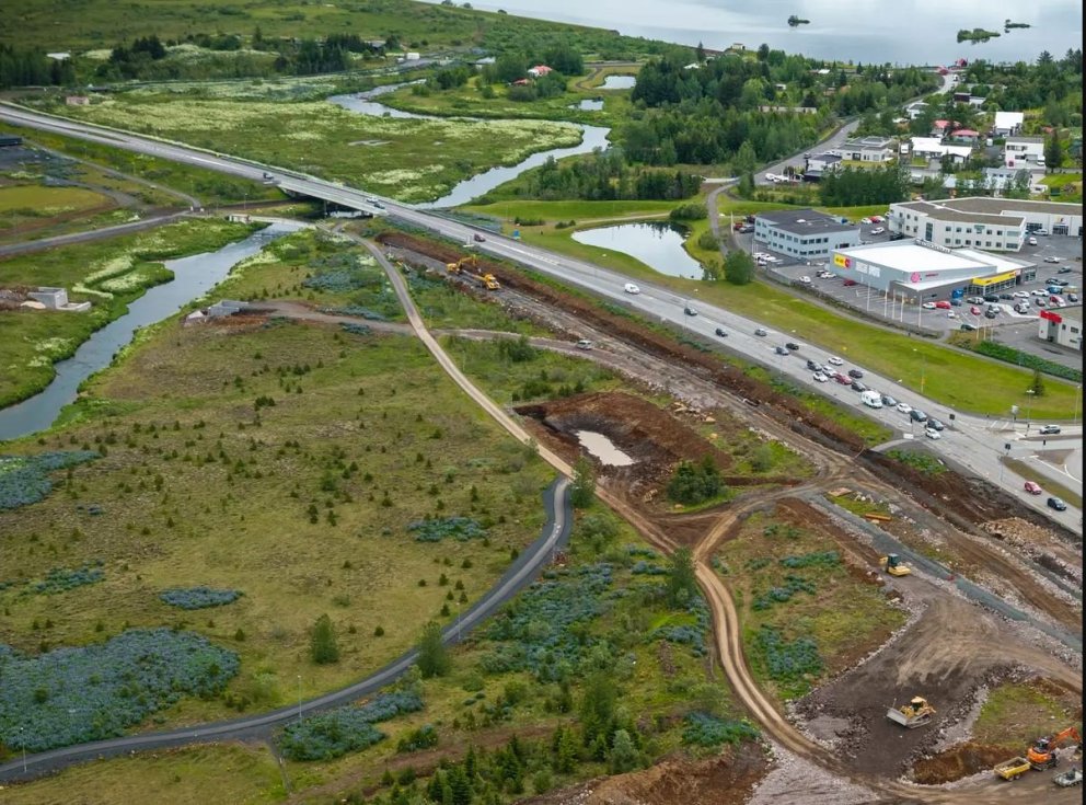 Haldið verður áfram framkvæmdum við göngurbrú yfir Diommu í október þegar laxveiðitímabili lýkur. M…