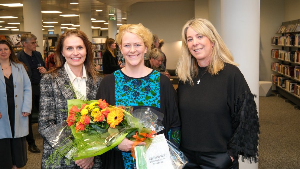 Á mynd frá vinstri: Ásdís Kristjánsdóttir bæjarstjóri, Lilja Sigurðardóttir bæjarlistamaður 2023 og…