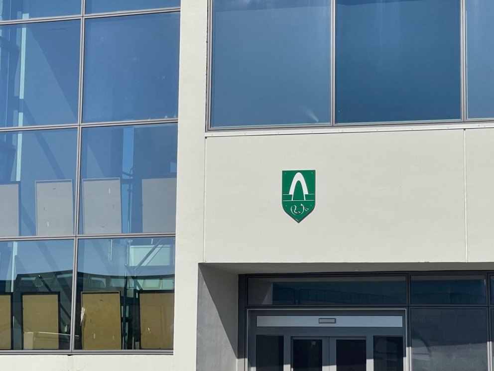 Fundir bæjarstjórnar fara fram að Hábraut 1.