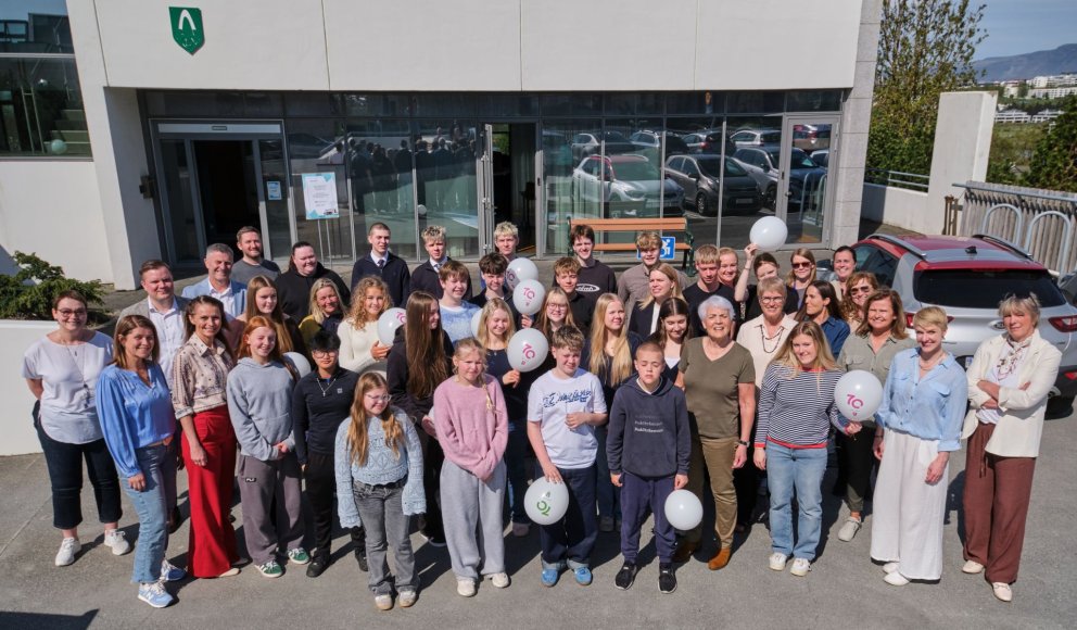 Fulltrúar barna og ungmenna í Kópavogi ásamt bæjarstjórn.