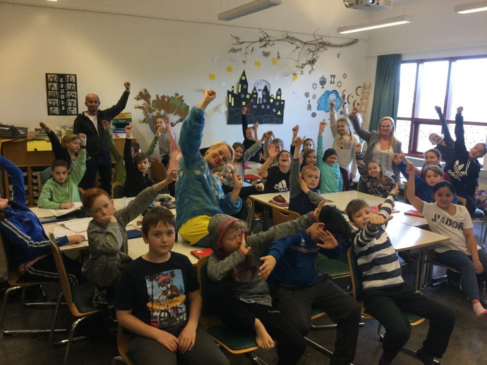 Magga Stína og nemendur í Smáraskóla undirbúa atriði fyrir Barnamenningarhátíð í Kópavogi.