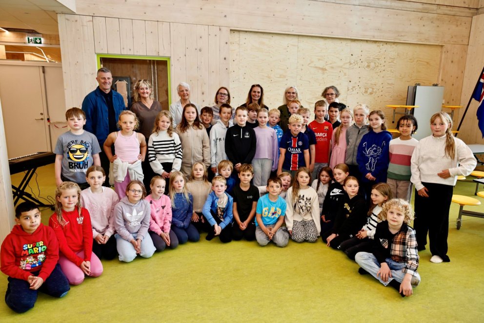 Nemendur í 4.bekk Barnaskóla Kársness ásamt bæjarstjóra og góðum gestum.