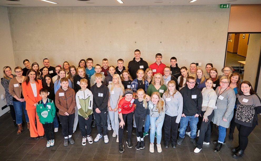 Fulltrúar á Barnaþingi 2023, starfsfólk og bæjarstjóri Kópavogs stilltu sér upp til myndatöku í hád…