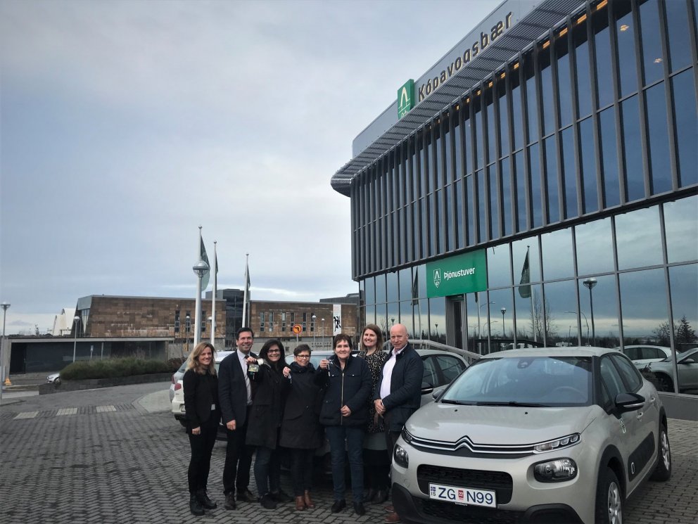 Á myndinni eru frá vinstri: Herdís Björnsdóttir félagsráðgjafi, Ármann Kr. Ólafsson bæjarstjóri, Kr…