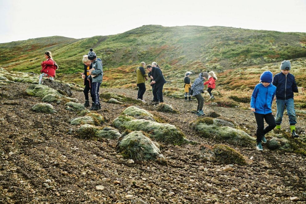 Frá sáningu í Selfjalli með nemendum í Waldorfskólanum í Lækjarbotnum.