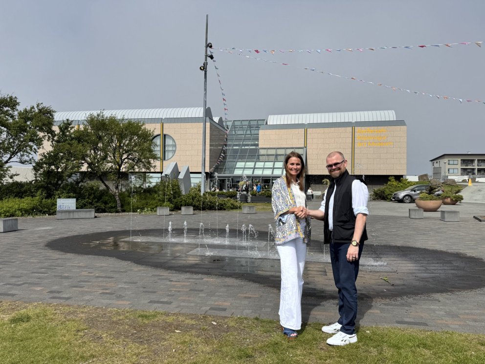 Ásdís Kristjánsdóttir bæjarstjóri Kópavogs og Ísleifur B. Þórhallsson framkvæmdastjóri Senu Live fa…