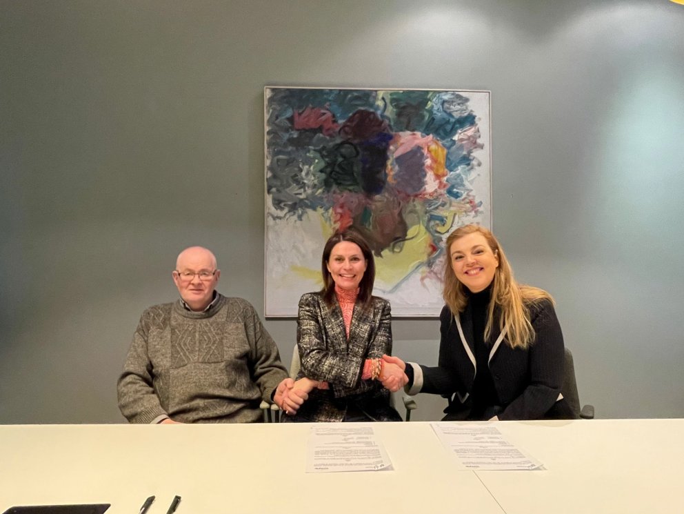 Á myndinni eru frá vinstri, Tryggvi K. Magnússon, forstöðumaður áfangaheimilisins, Ásdís Kristjánsd…