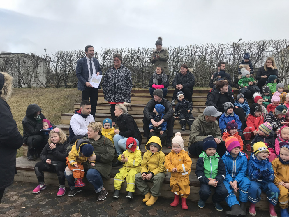 Ármann Kr. Ólafsson tekur við nýrri námskrá leikskólans Dals í þrítugsafmæli skólans.