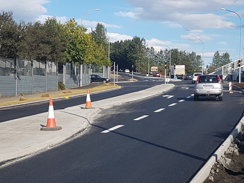 Umferðaljós við Dalveg og Hlíðarhjalla.