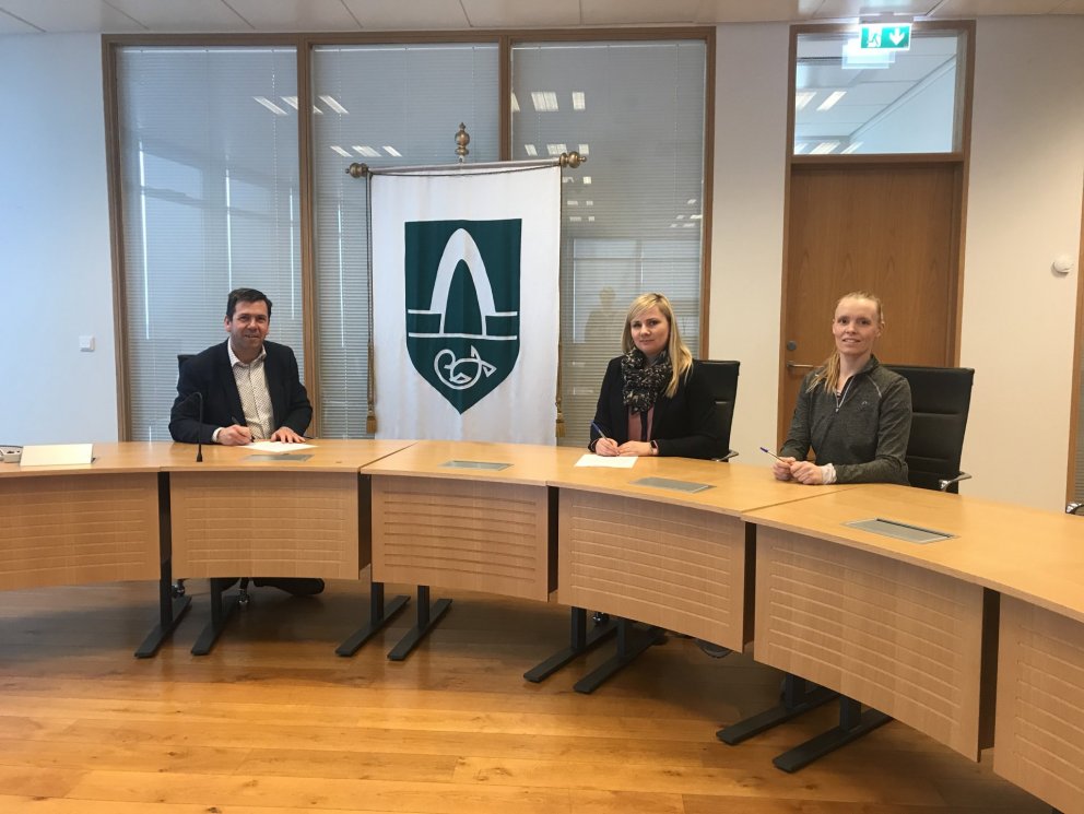 Á mynd frá vinstri: Ármann Kr. Ólafsson bæjarstjóri Kópavogs, Halla Thoroddsen framkvæmdastjóri Sól…