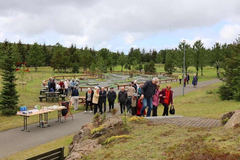 Eldri borgarar mæta í Guðmundarlund sumarið 2020.