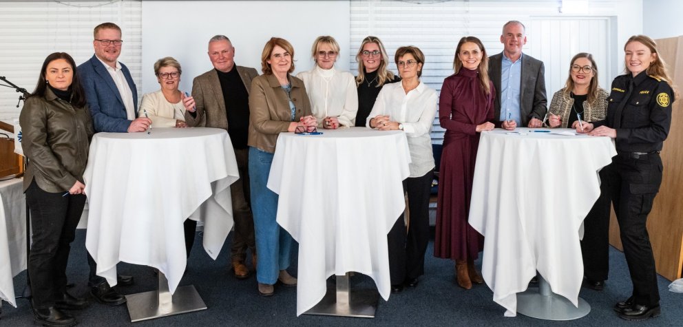 Mynd tekin við undirritun stofnsamninga í Garðaholti, Garðabæ, talið frá vinstri: Hansína Þóra Gunn…
