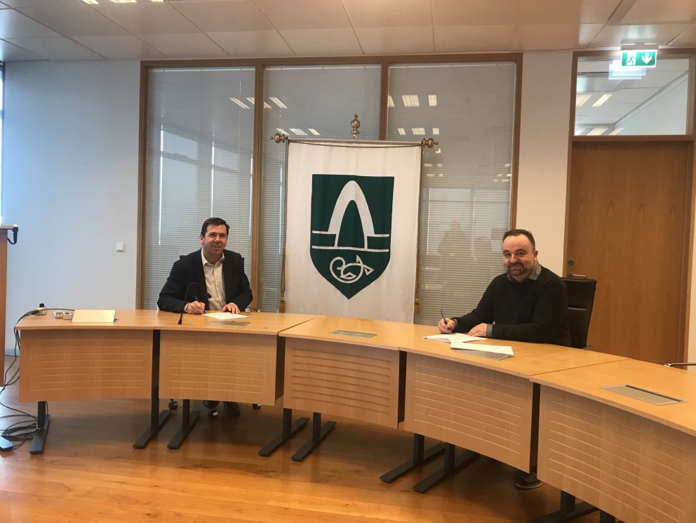 Á myndinni eru Ármann Kr. Ólafsson bæjarstjóri og Haraldur Teitsson framkvæmdastjóri.